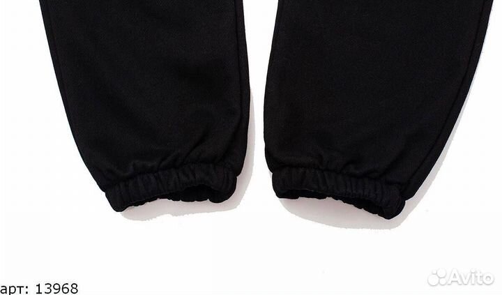 Черные спортивные штаны с принтом