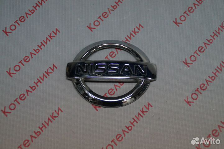 Nissan 90890-AU200 Эмблема задняя