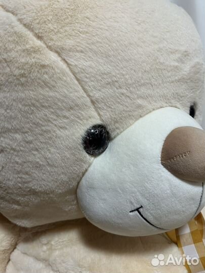 Большой плюшевый медведь
