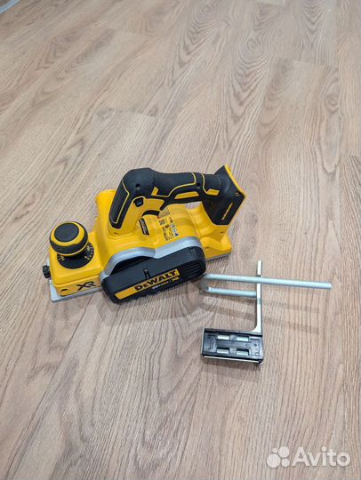 Бесщеточный рубанок Dewalt DCP580N