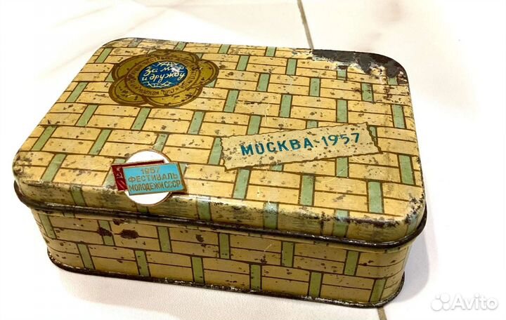 Коробка и значок 1957 год СССР