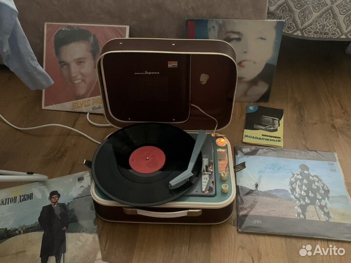 Проигрыватель винила молодежный