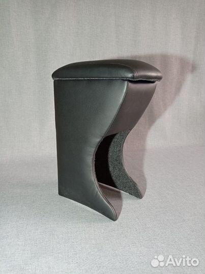 Подлокотник Toyota Voxy