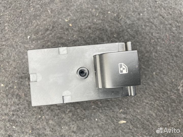 Задняя кнопка стеклоподьемника opel astra j