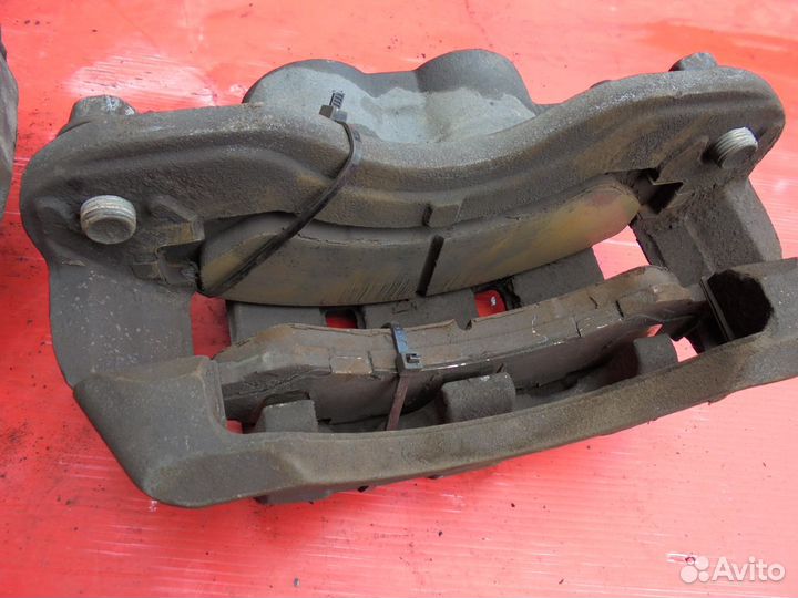 Isuzu ELF Суппорт тормозной передний 4HL1 L/R