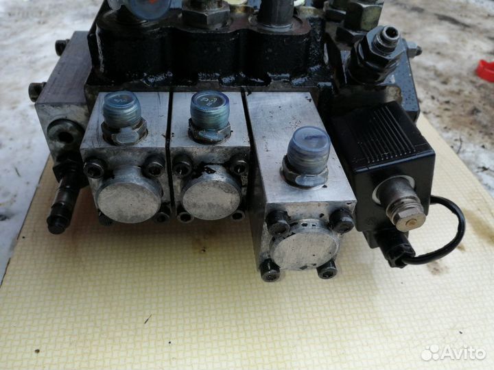 Распределитель bucher 200071943002 Weidemann T5625