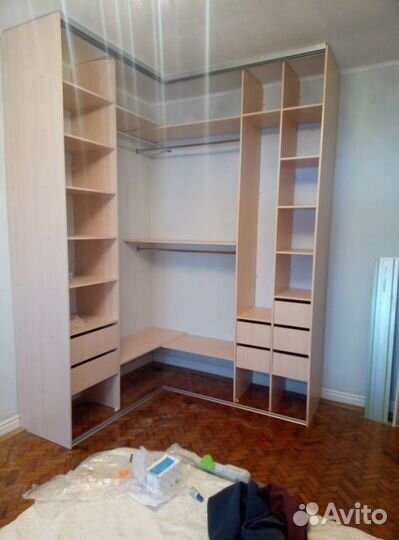 Шкаф купе угловой встроенный с матовым стеклом