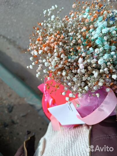 Гипсофилы в шляпной коробке. Цветы