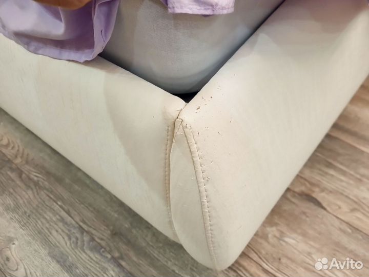 Кровать и шкаф