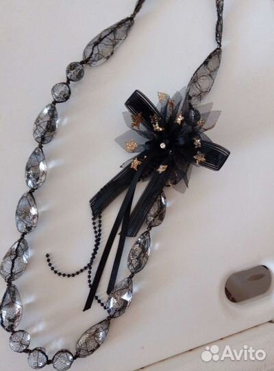 Бусы с брошью