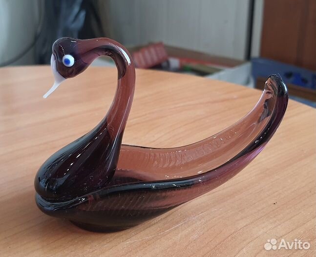 Статуэтка лебедь цветное стекло