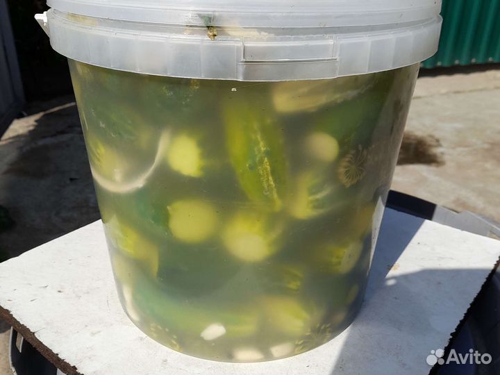 Банка с огурцами