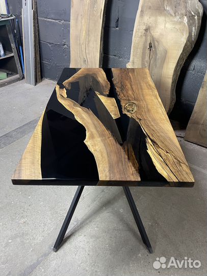 Стол из эпоксидной смолы и слэба