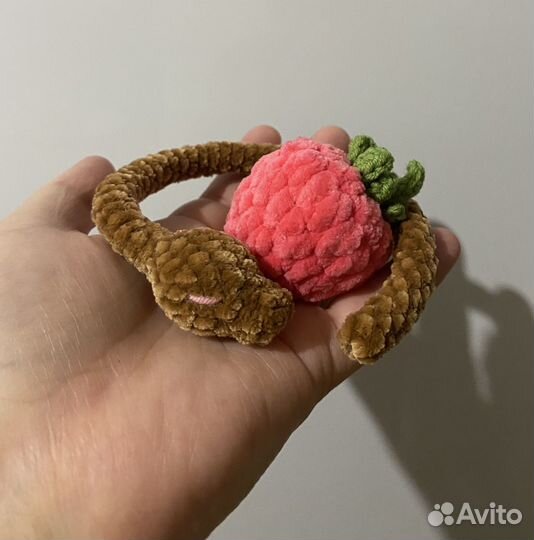 Вязанные игрушки змейка с малинкой