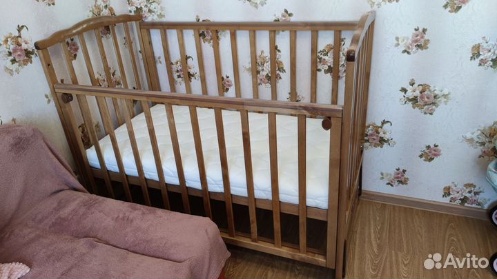 Детская кроватка с продольным маятником