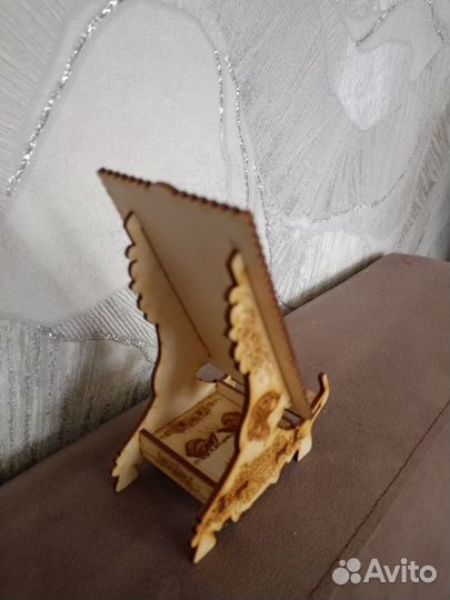 Деревянная подставка для телефонов