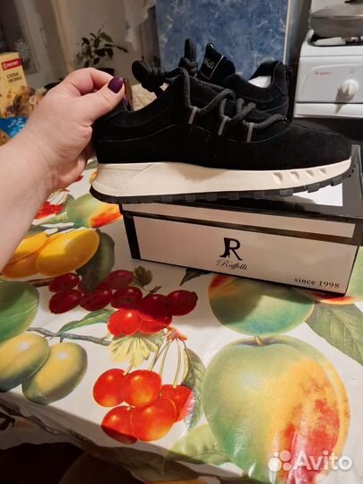 Кроссовки женские