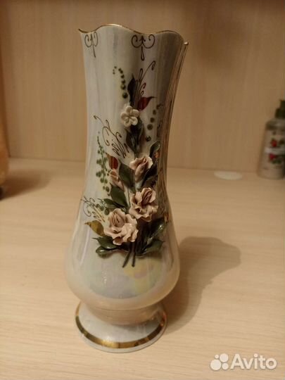 Ваза для цветов, украшенная лепным декором