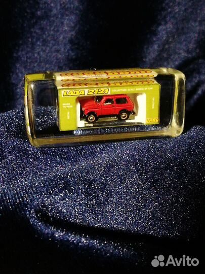 Сувенирчик с Нивой2121 красная