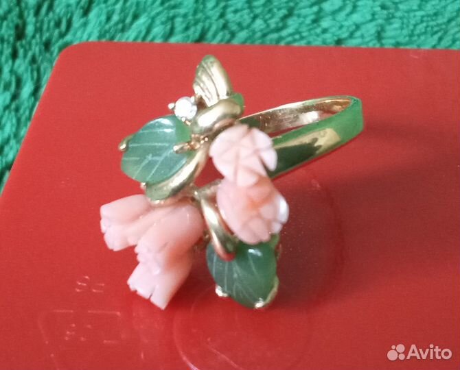 Кольцо из бижутерного сплава с кораллами-розочками