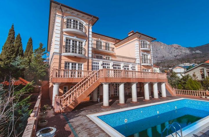 Дом 1331 м² на участке 17,4 сот.