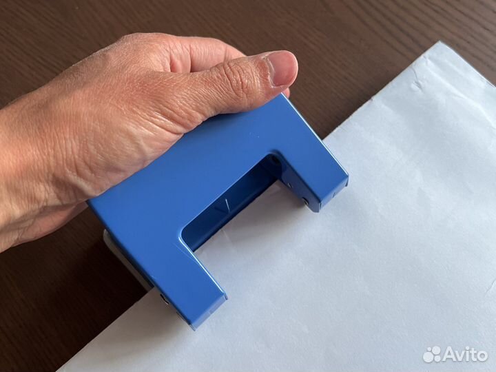 Дырокол на 2 отверстия