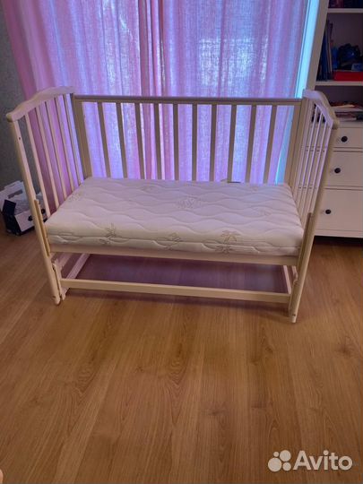 Детская кроватка с продольным маятником