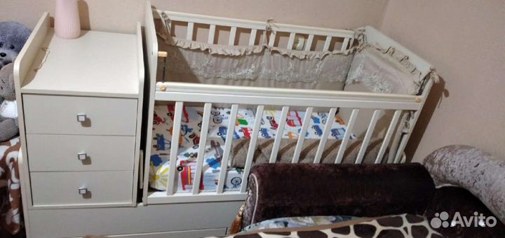 Детская кроватка с маятником и ящиком