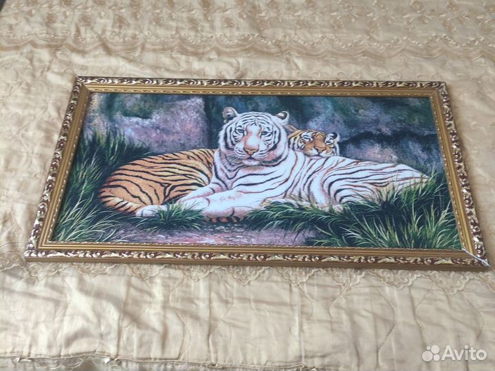 Белый тигр в рамке из ткани
