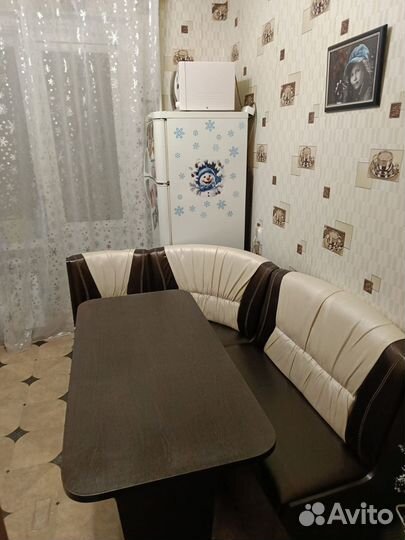 Кухонный уголок со столом