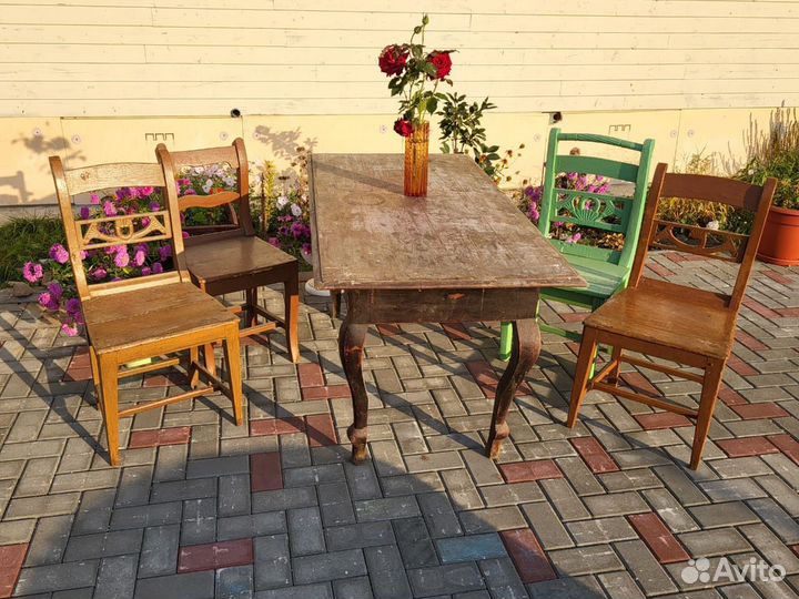 Старинные стулья и стол