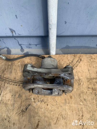 Суппорт тормозной Nissan Teana J31 vq23de левый