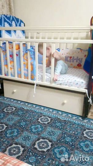 Детская кроватка с маятником и ящиком
