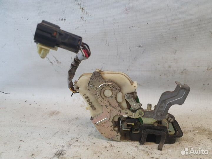 Замок двери передний правый Kia Sorento BL D4CB