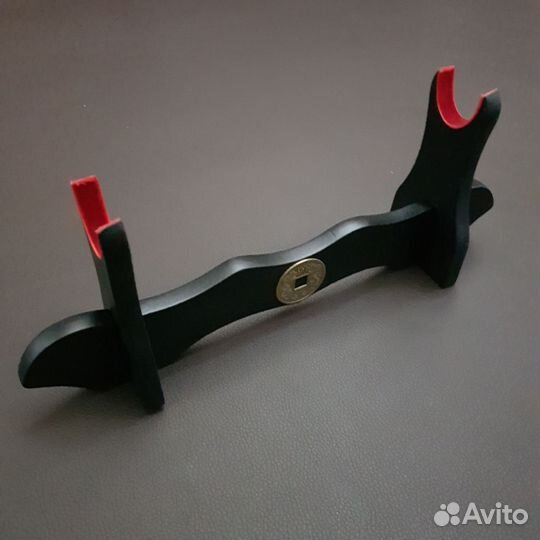 Подставка деревянная/ для сувенирного оружия