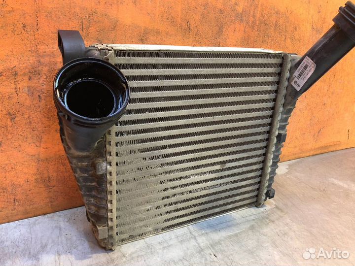 Интеркулер правый Volkswagen Touareg 2 2010-2018