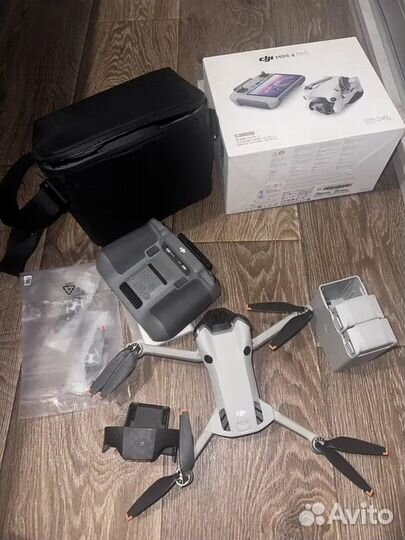 Квадрокоптер DJI Mini 4 Pro Combo RC