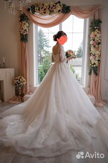 Свадебное платье с шлейфом