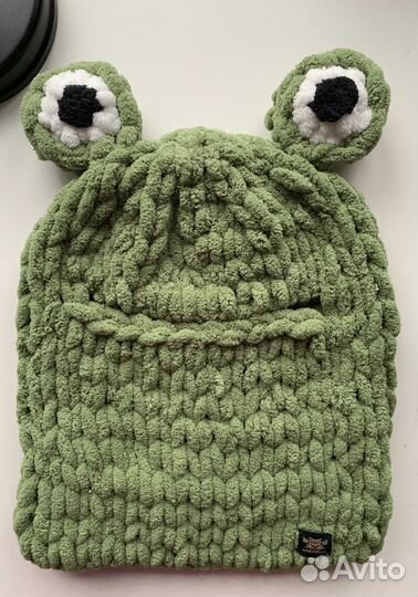 Плюшевая балаклава с глазами лягушки