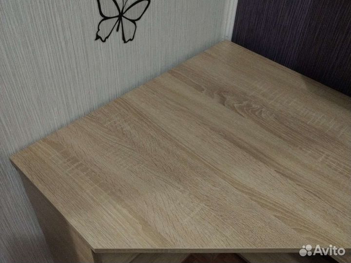 Угловой письменный стол с полками