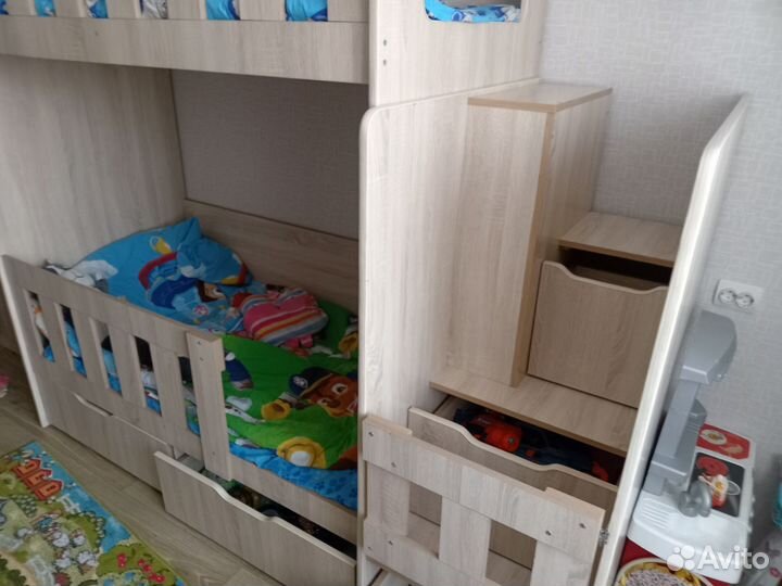 Двухъярусная кровать с ящиками и матрасами