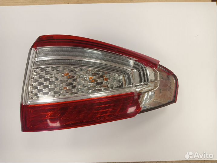 Фонарь задний правый наружный Ford Mondeo IV