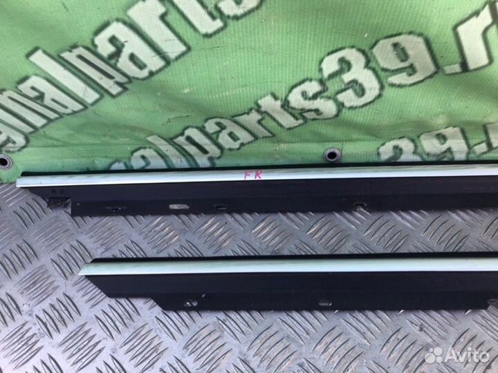 Молдинг стекла правый Audi A6 C5 avant 2.5TDI AKE