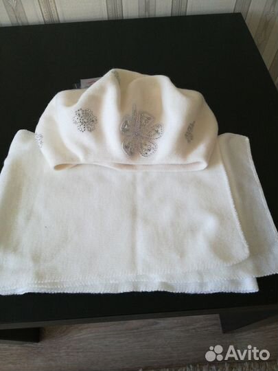 Берет с шарфом новые