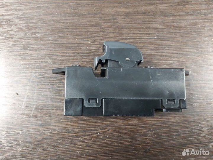 Кнопка стеклоподъемника задняя левая Mitsubishi