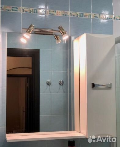 Полка настенная для ванной и зеркало
