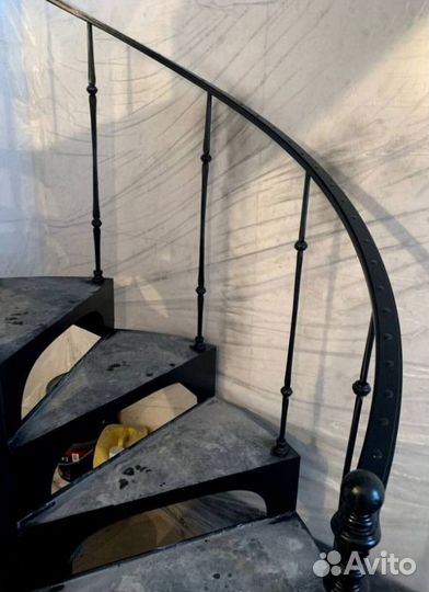 Лестница на металлокаркасе закрытого типа