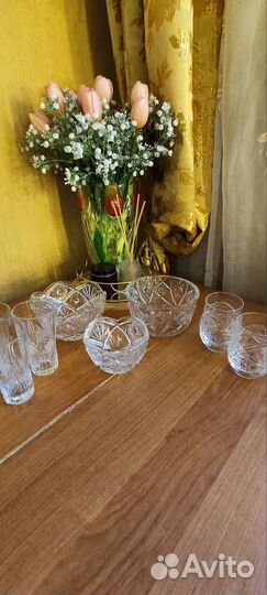 Хрустальные бокалы и салатники