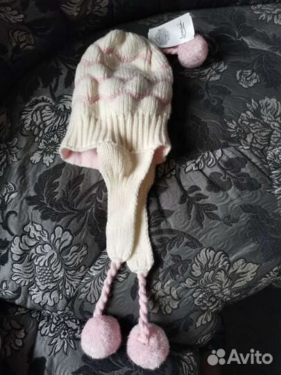 Шапочка с пумпонами детская
