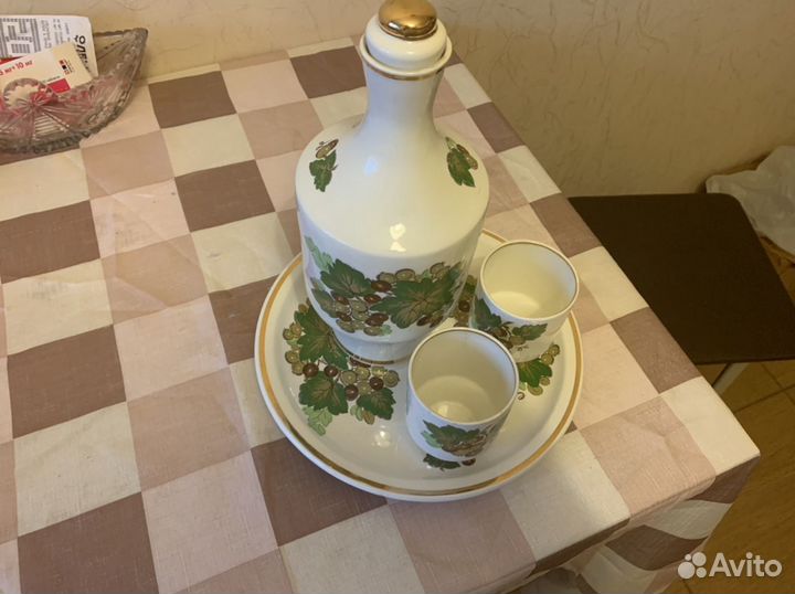 Кувшин и стаканы